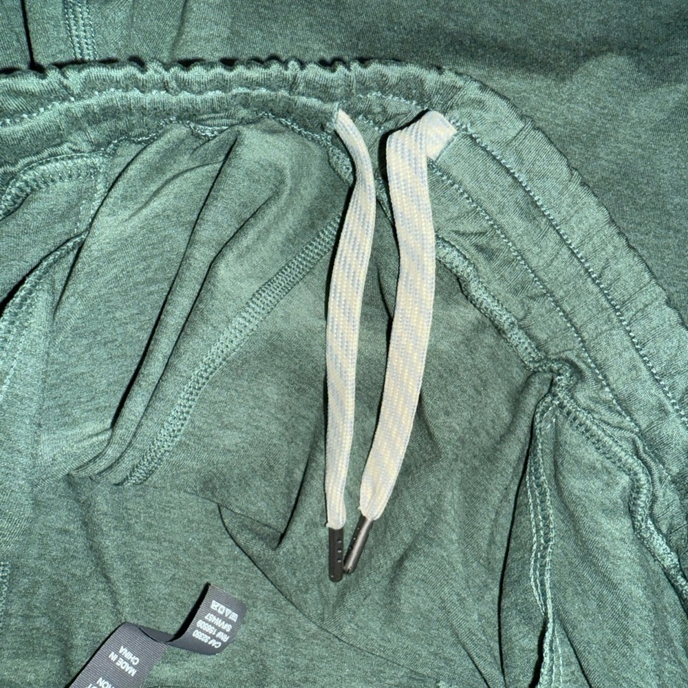 Vuori Joggers size Large - Picture 7 of 8